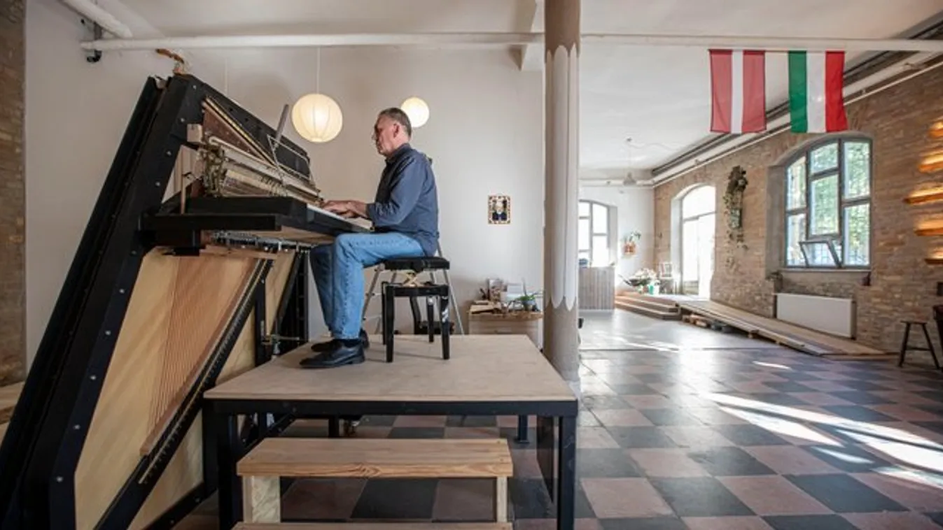Függőleges zongorákat épít David