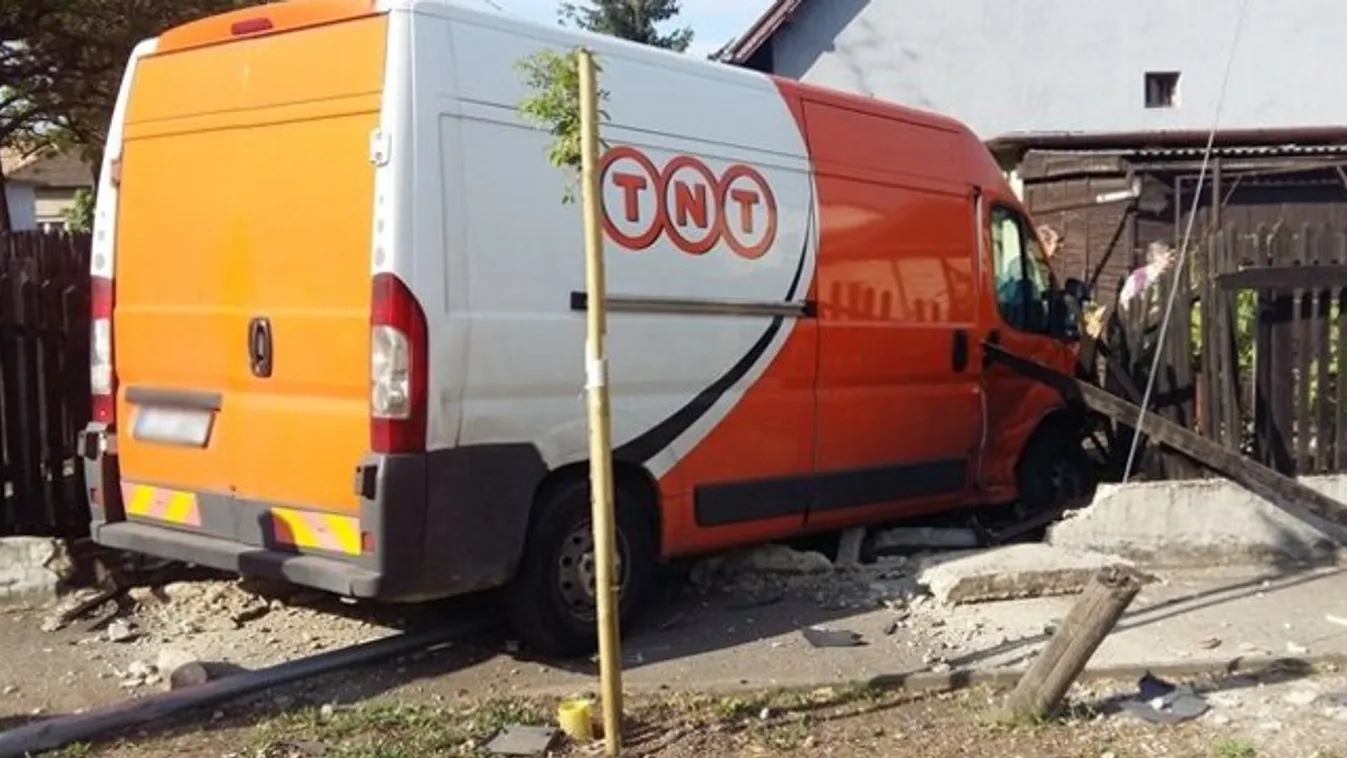 Arra ébredtek a XVIII. kerületi ház lakói, hogy egy autó landolt a kertjükben – fotók