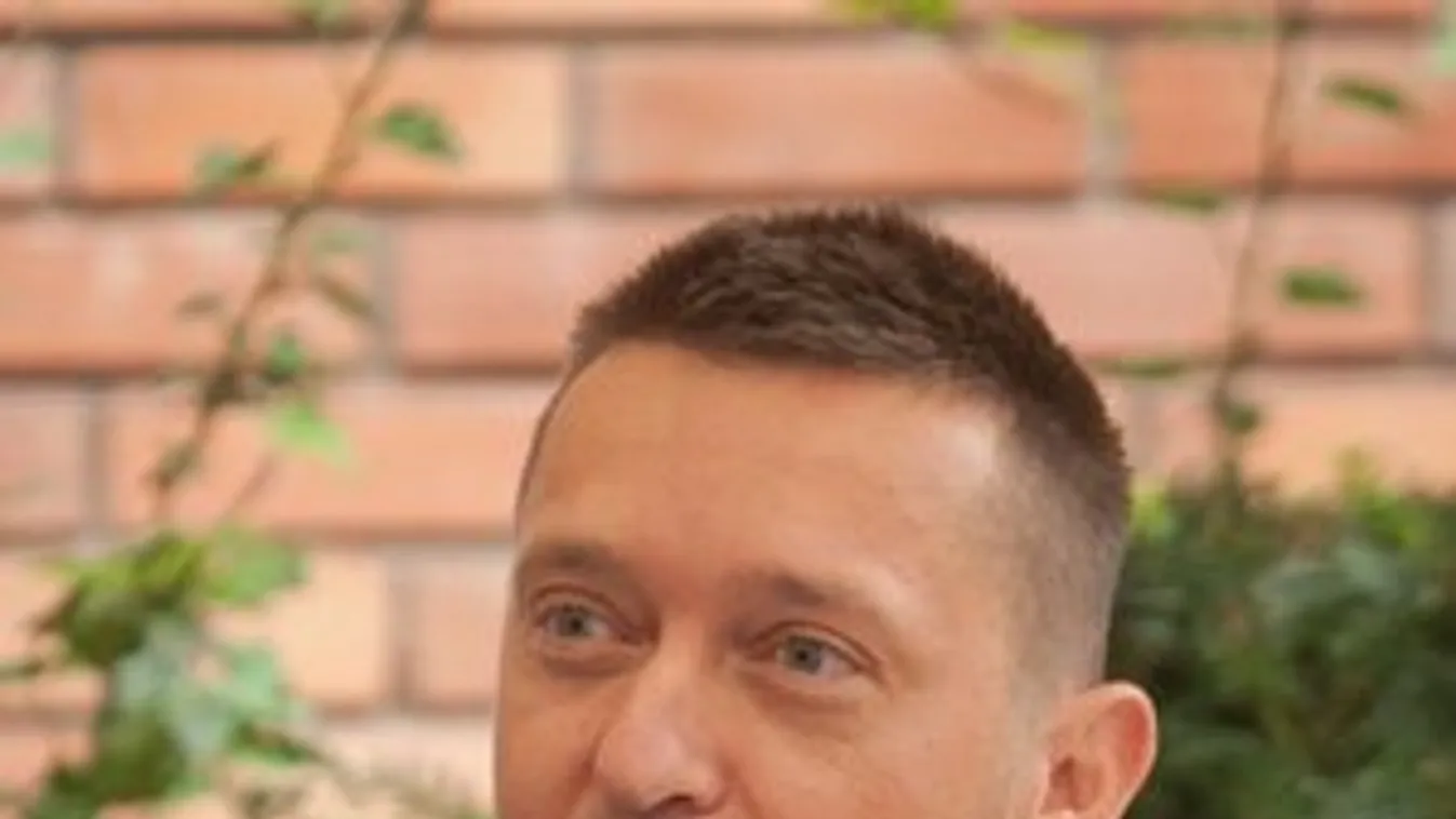 Rogán és családja helikopterrel ment Szabó Zsófi esküvőjére