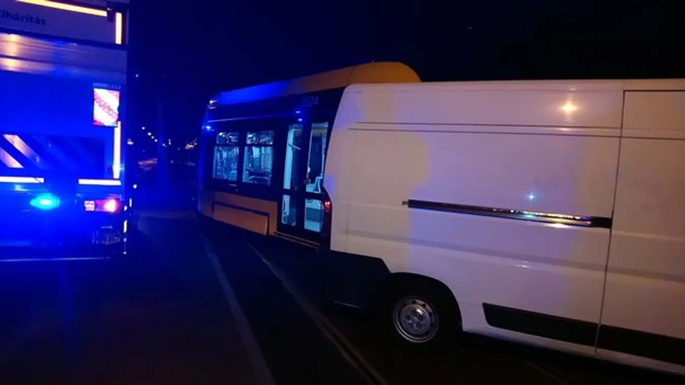 Villamossal ütközött össze egy kisbusz Budapesten – fotók