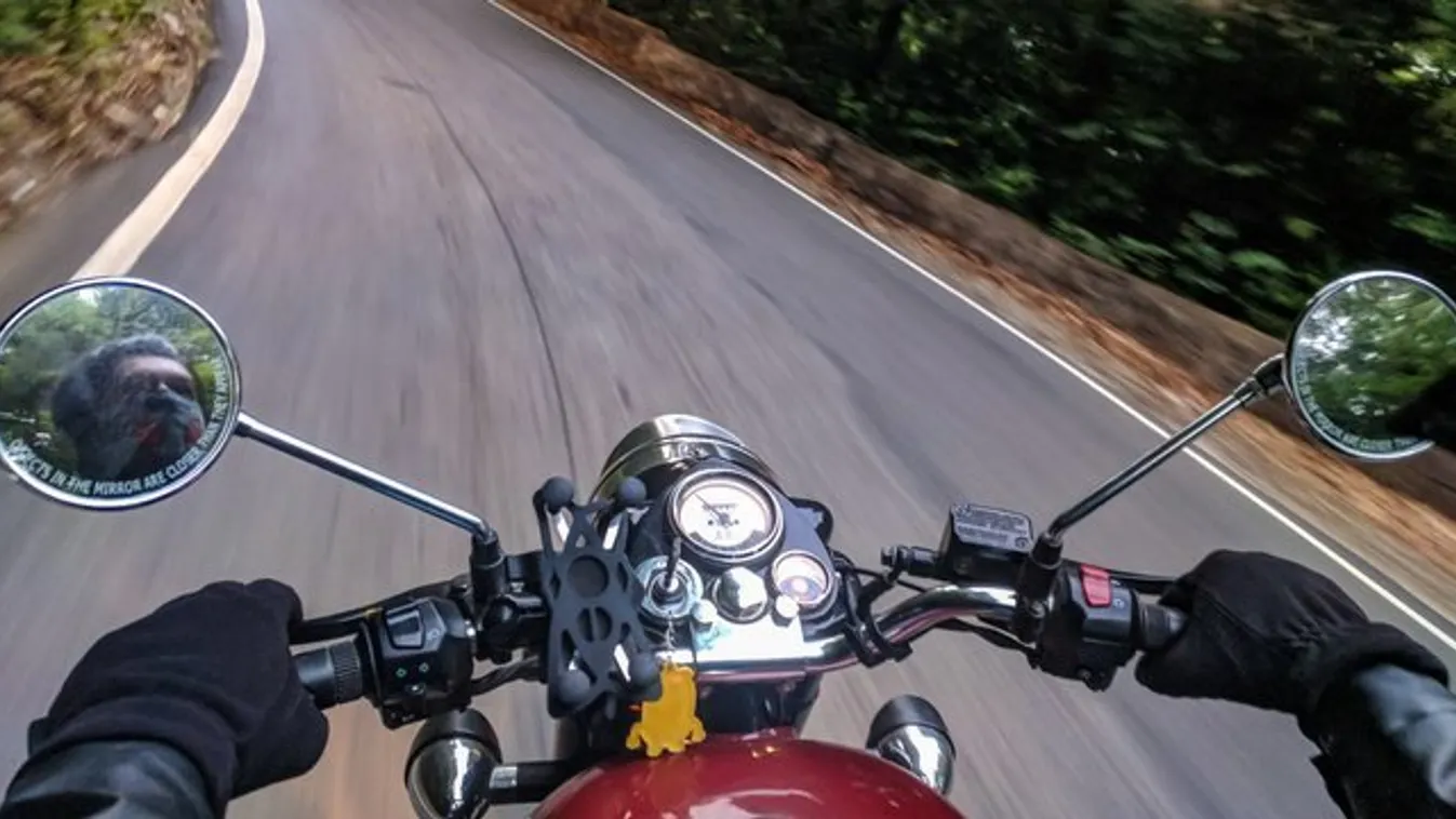 Belehalt az előzésbe a motoros Szatymaznál - kanyarodó teherautóba csapódott