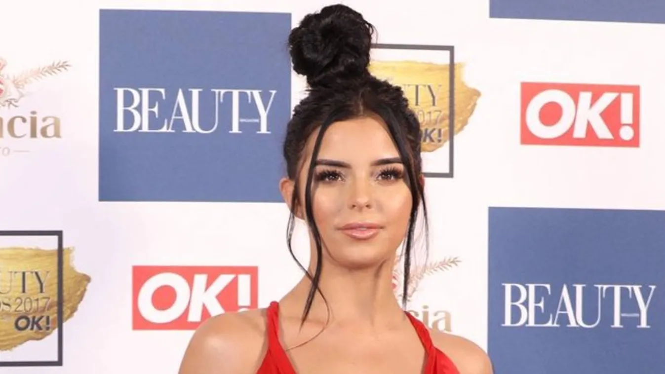 Lepattant a tanga Demi Rose fenekéről – fotó