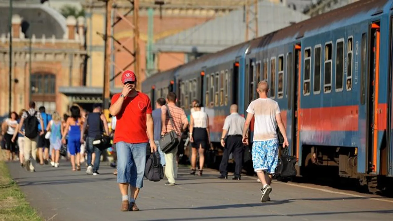 Még tizenhét évig vécézhetünk a sínekre