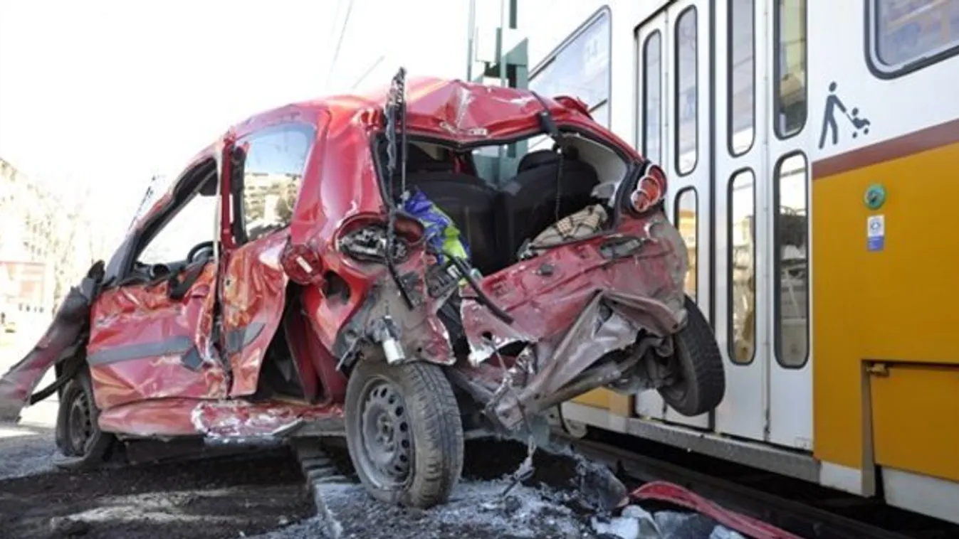 Brutális baleset Angyalföldön: letartolt egy autót a 14-es villamos