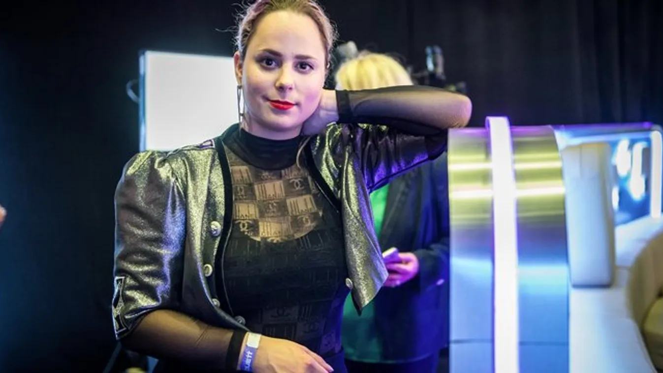 Énekelve guggol Tarján Zsófi