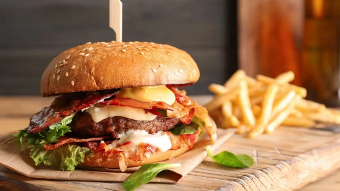 Ilyen a tökéletes hamburger – Füstölt szalonna emeli ki a marhapogácsa ízét