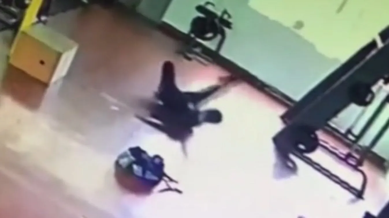 Hátborzongató: Emberre támadó szellemet rögzített a biztonsági kamera – videó