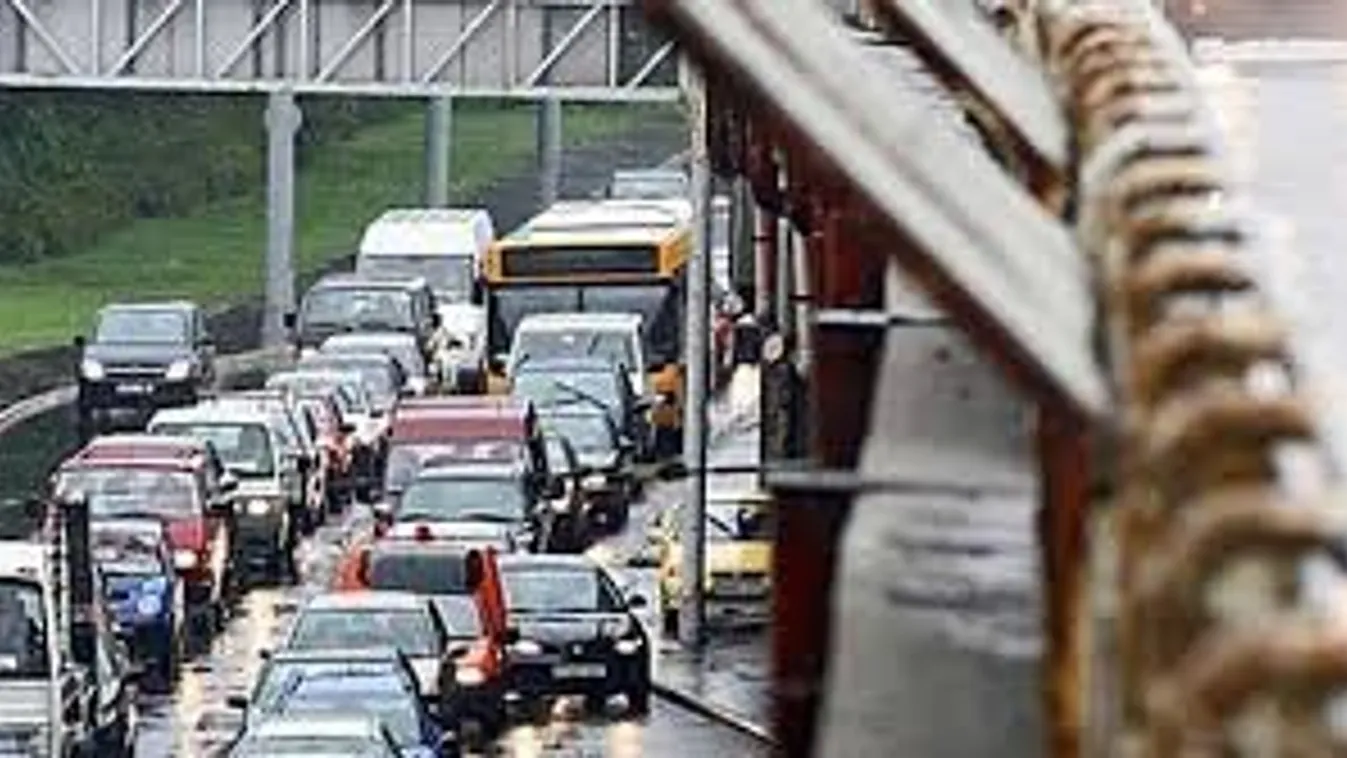 Összeomlott az M1-es autópálya - 30 kilométeres a torlódás!