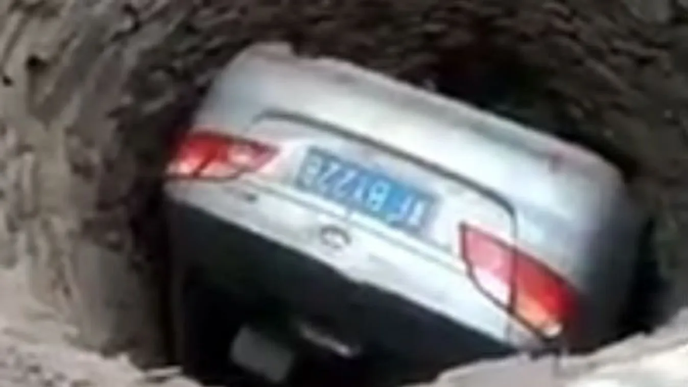 Ezt meg hogyan sikerült? Kútba szorult egy autó – videó
