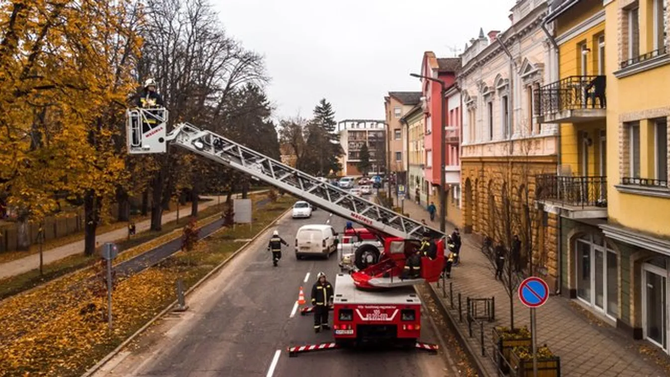 Elképesztő, miért mentek a tűzoltók a nagyatádi erkélyhez, ezt mindenképp látnia kell - Fotók