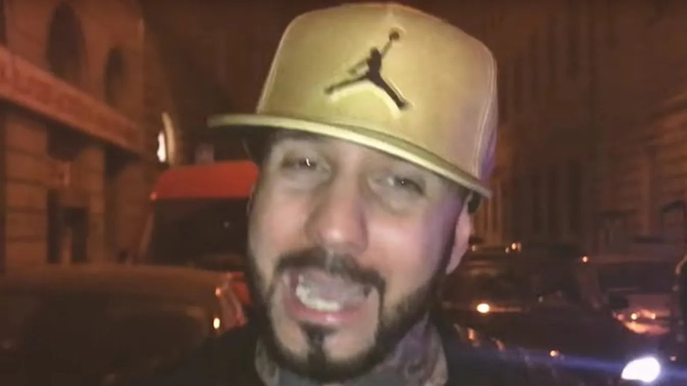 Mr. Bustát kidobták egy melegbárból