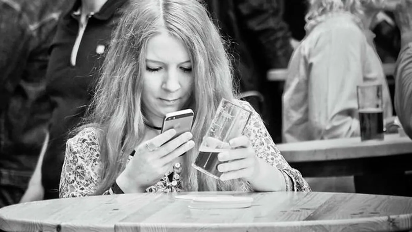 Micsoda ötlet! Ebben a kocsmában tilos mobilozni