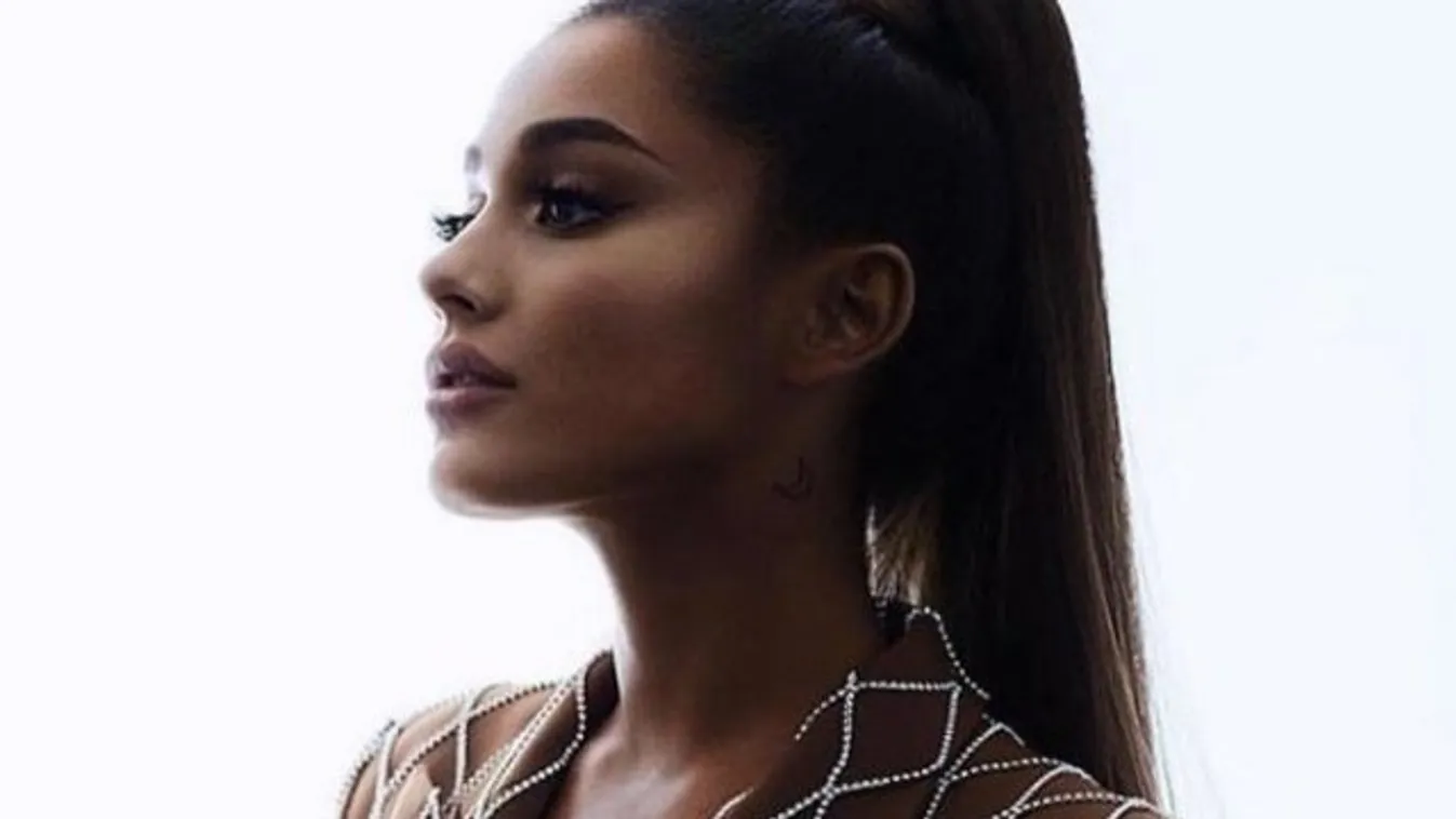 Ariana Grande egy szál melltartóban várja a következő klipjét