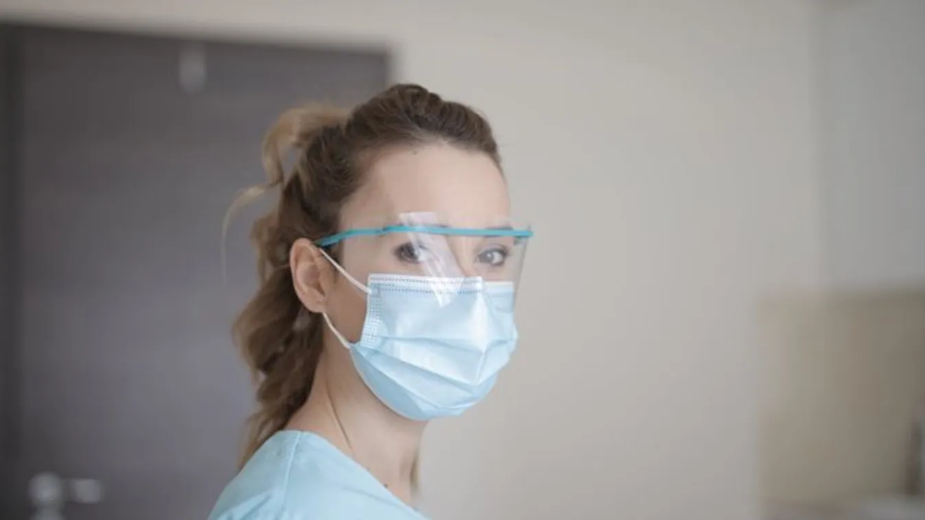 Akad néhány orvos és nővér, akiknek még maradt erejük viccelődni – videó