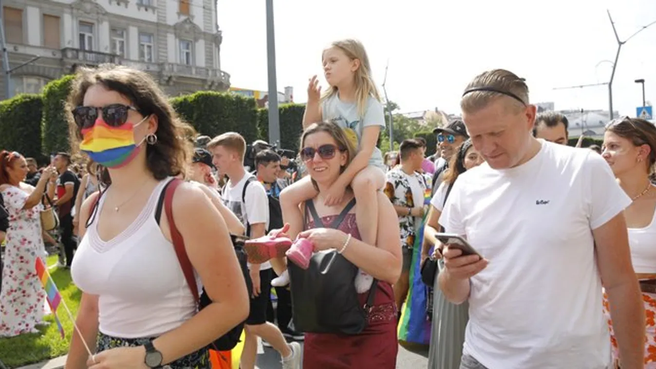 Így vonult a Pride-tömeg a Kálvin térnél – videó