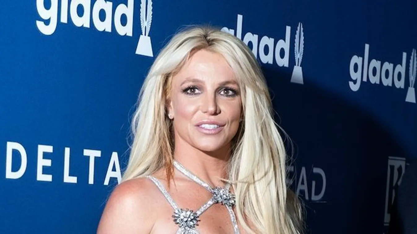 Britney Spears azzal tölti az idejét, hogy homokot ujjaz - Videó