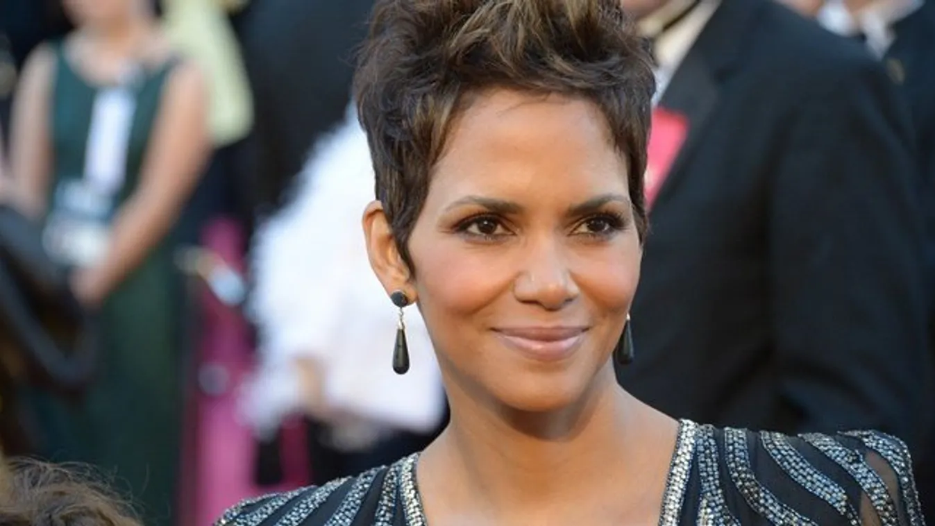 Halle Berry mellét csak pár pillangó takarja – fotó