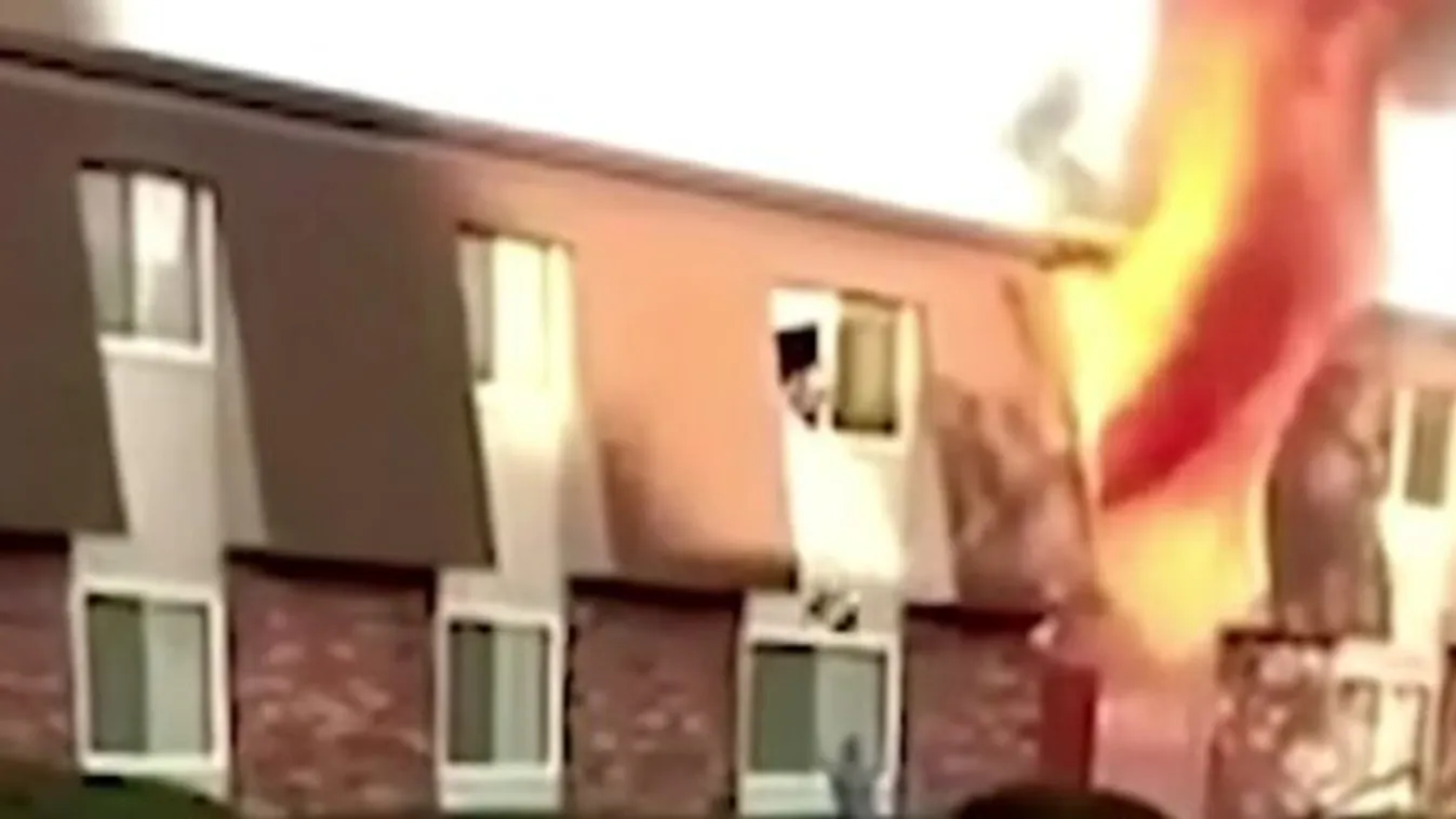 Kidobta a lángoló lakásból a gyermekét a kétségbeesett anya – videó
