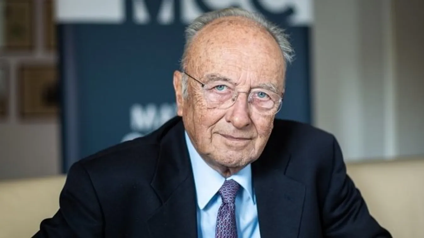 A tartózkodásokat is figyelembe kellet volna venni – a volt német védelmi miniszter a Soros-Sargentini-jelentésről