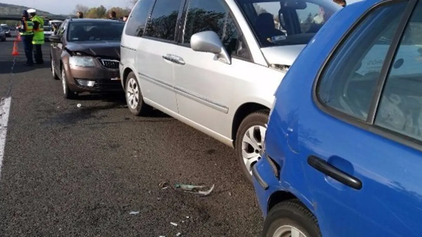 Ketten meghaltak a 4-es úton történt tömegkarambolban