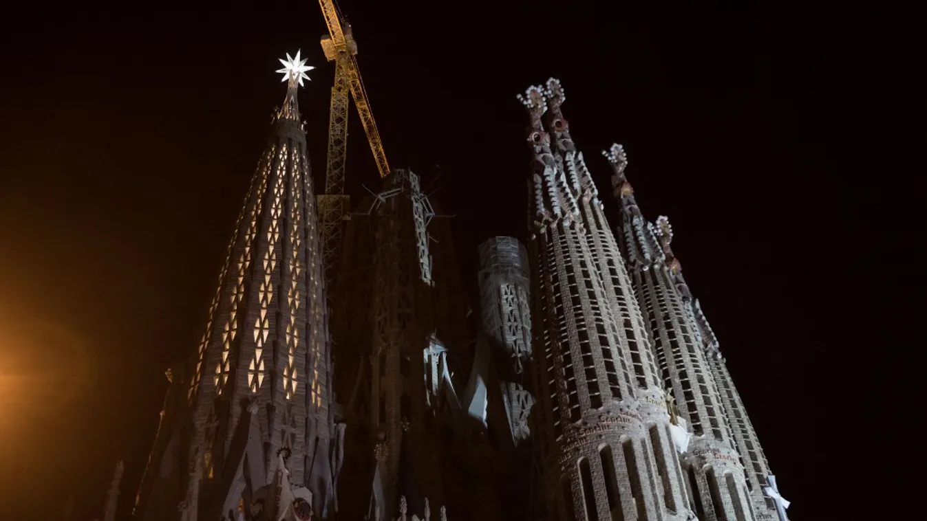 Megváltozott Barcelona felett az égbolt: így ragyog a Sagrada Familia 9. tornyának csillaga