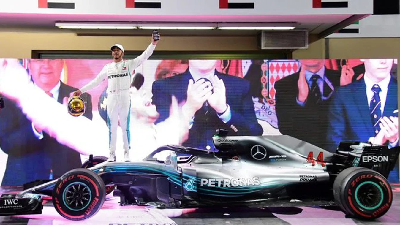 Dávid chipet programoz Hamilton autójába