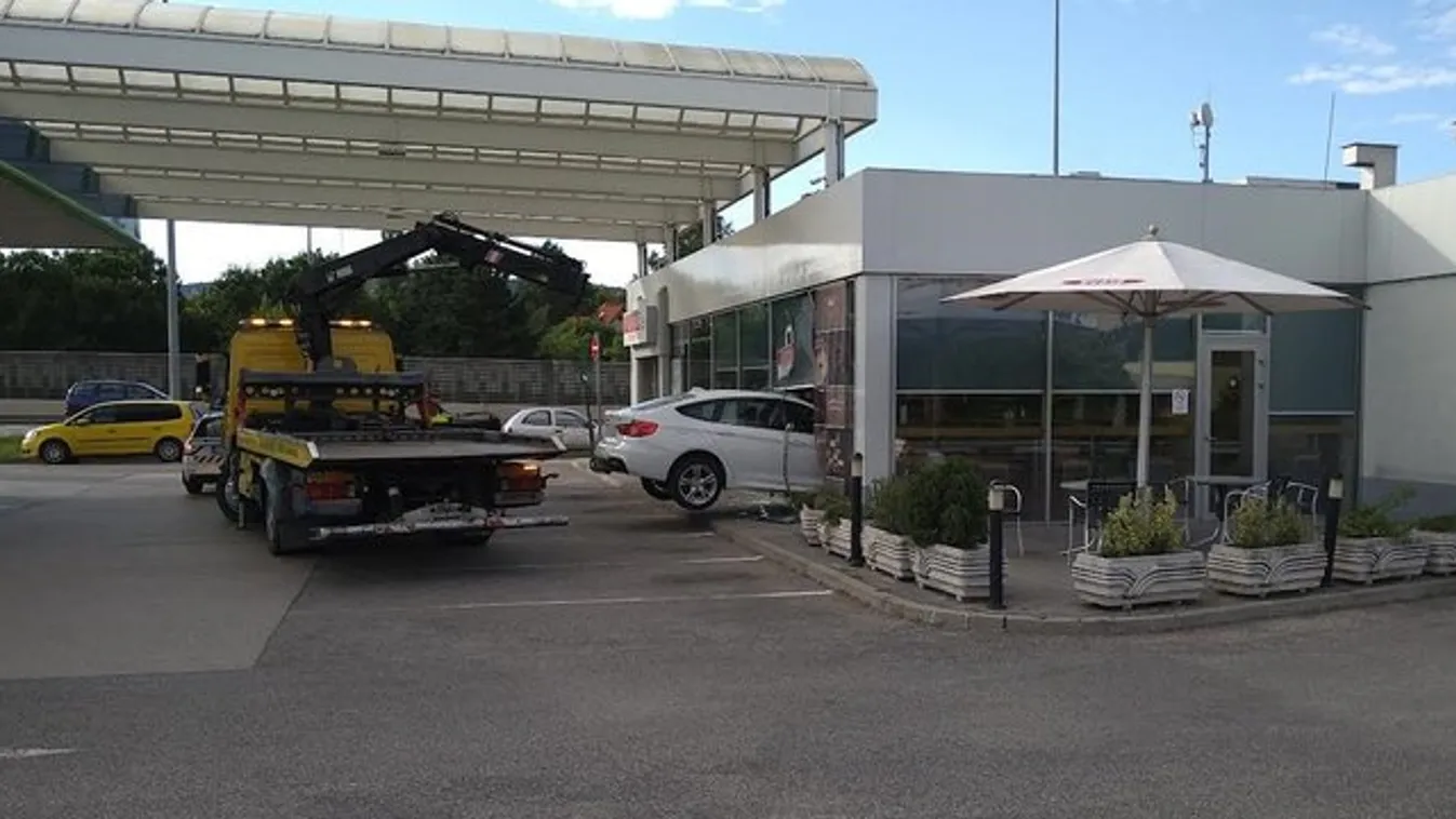 Brutális baleset Újbudán: Durván beleszállt a benzinkút épületébe egy autó – fotó