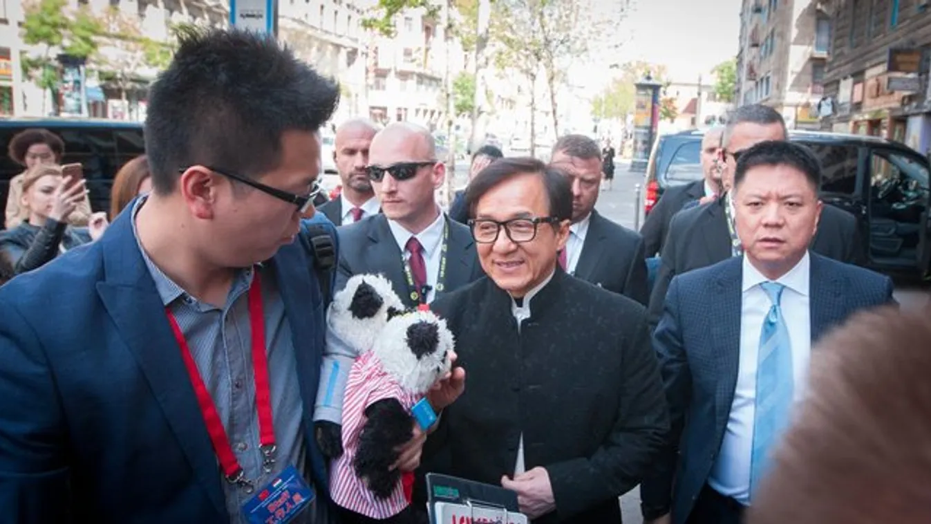 Jackie Chan megnézte a Szent Koronát és borozgatott