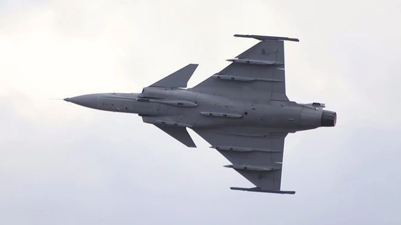 Baj volt a Gripennel, Debrecenben kényszerleszállást hajtott végre