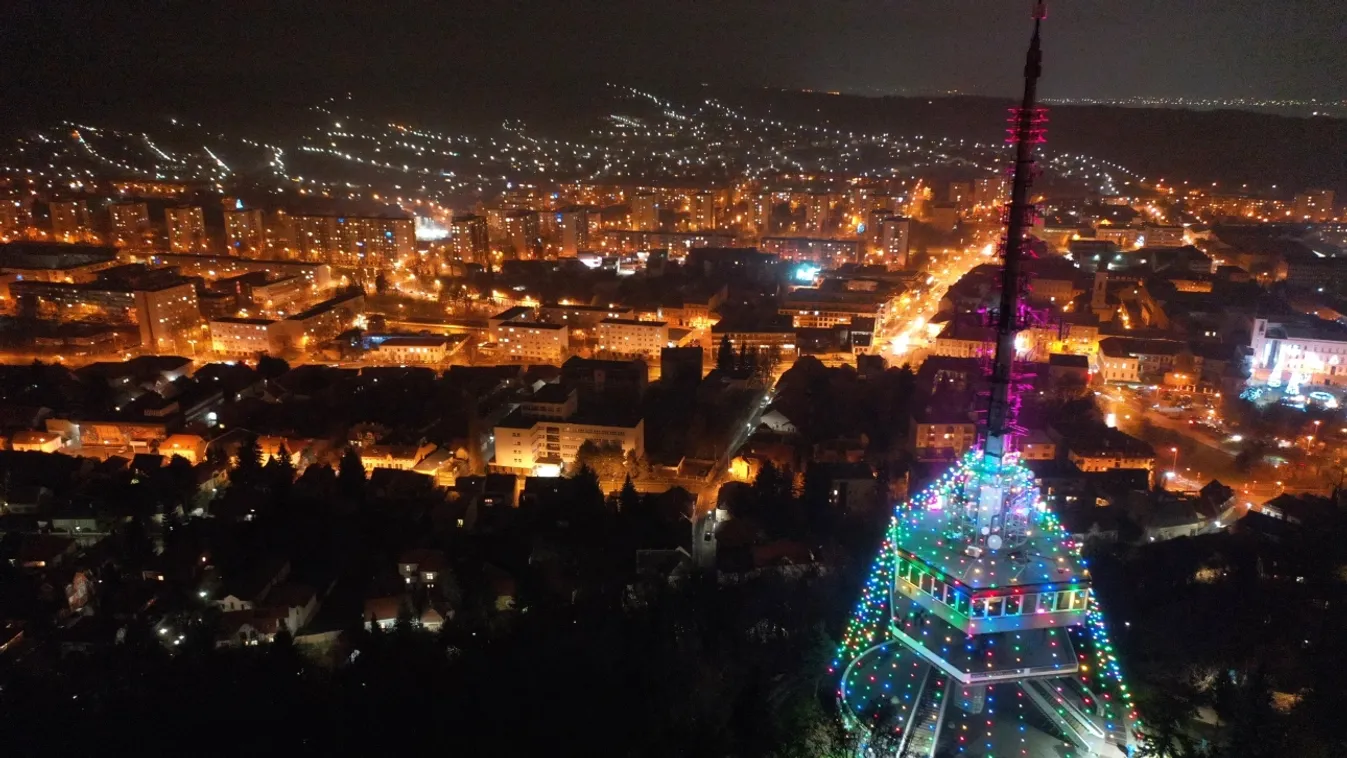 Nézze, milyen varázslatosan fest az óriásfenyővé változott TV-torony!