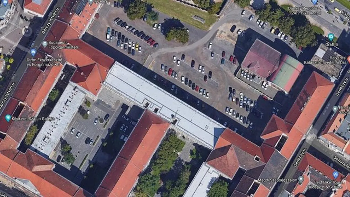 A parkolóházak már ingyenesek, de miért nem az a Városháza parkolója Pesten?
