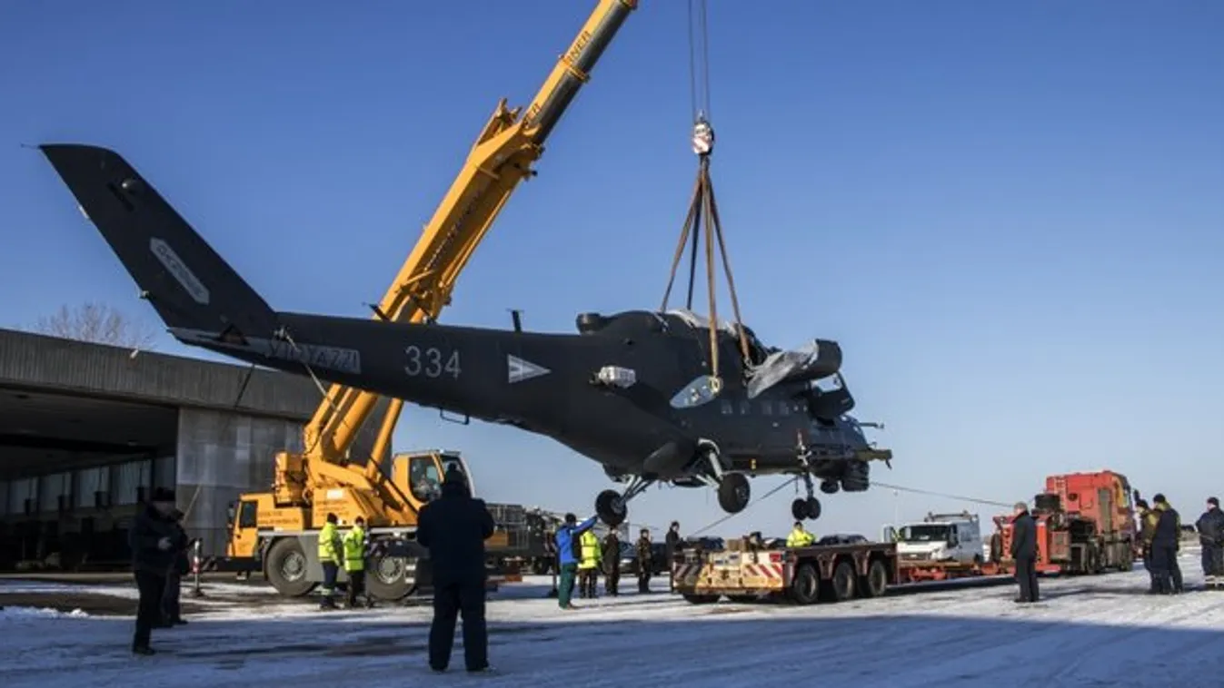 Négy nagy helikoptert hozott a gyomrában a gép
