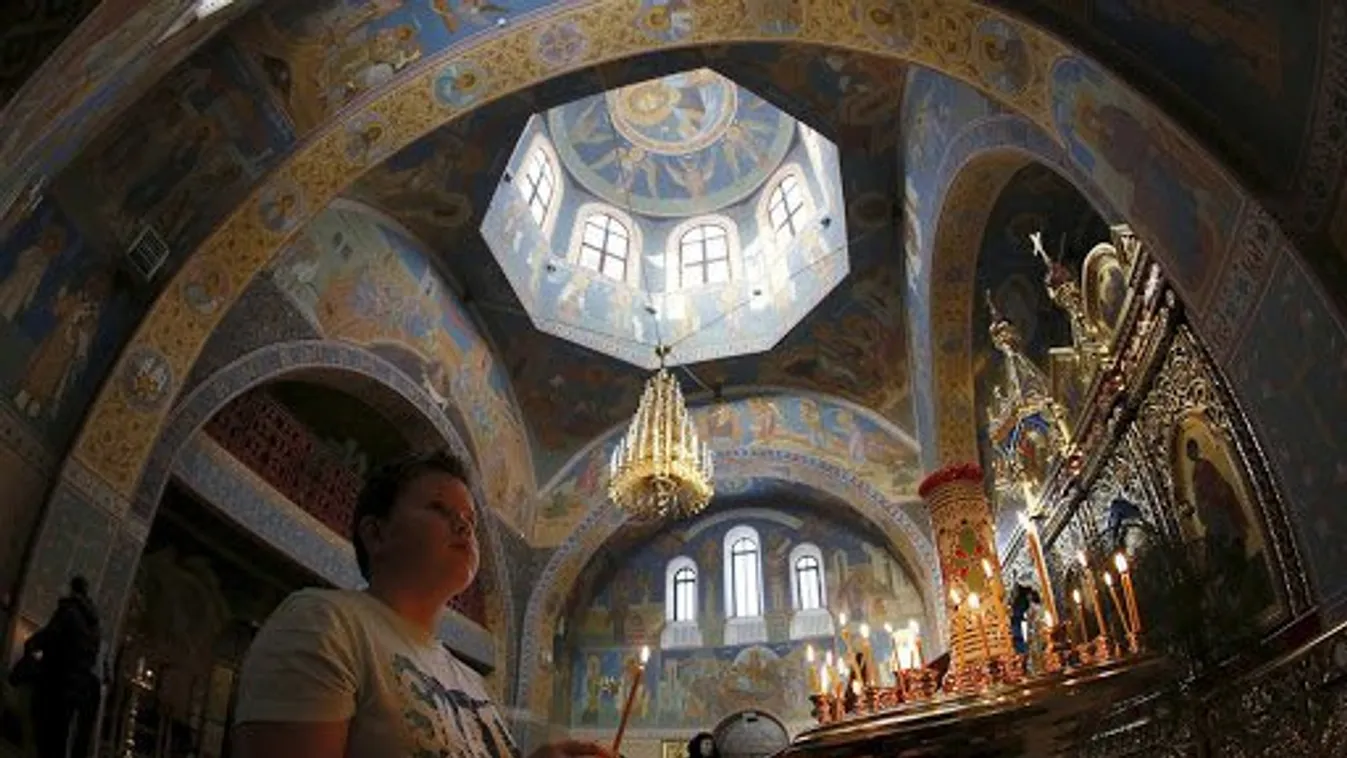 A járvánnyal dacolva templomba ment Fehéroroszország elnöke a korlátozást bírálva
