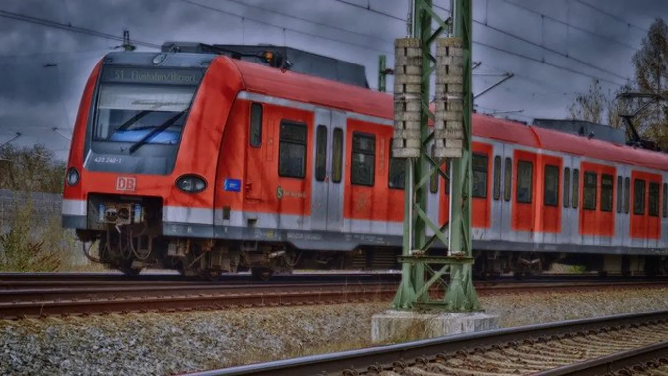Megkérte barátját, hogy fogja meg a táskáját, majd lefeküdt a sínekre a zaklatott diák