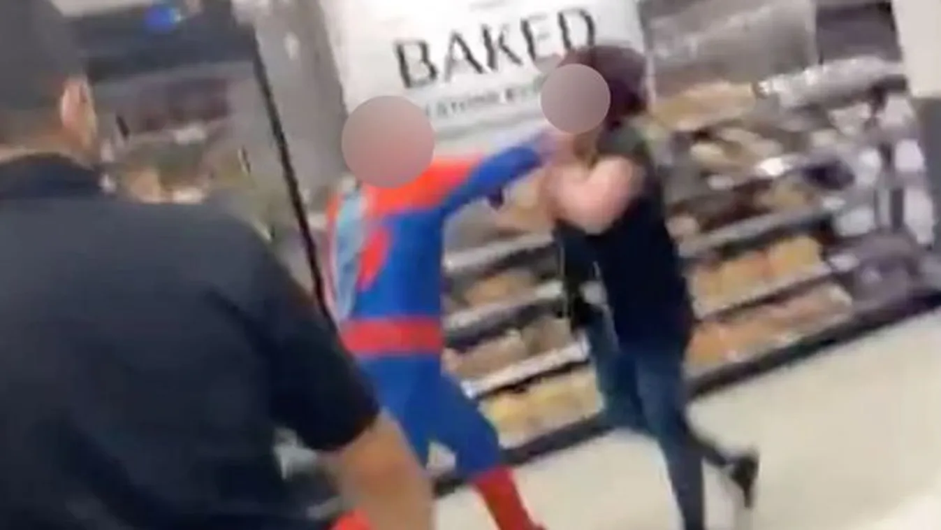 Brutális verekedés: Pókembernek öltözött férfi balhézott a helyi áruházban – videó