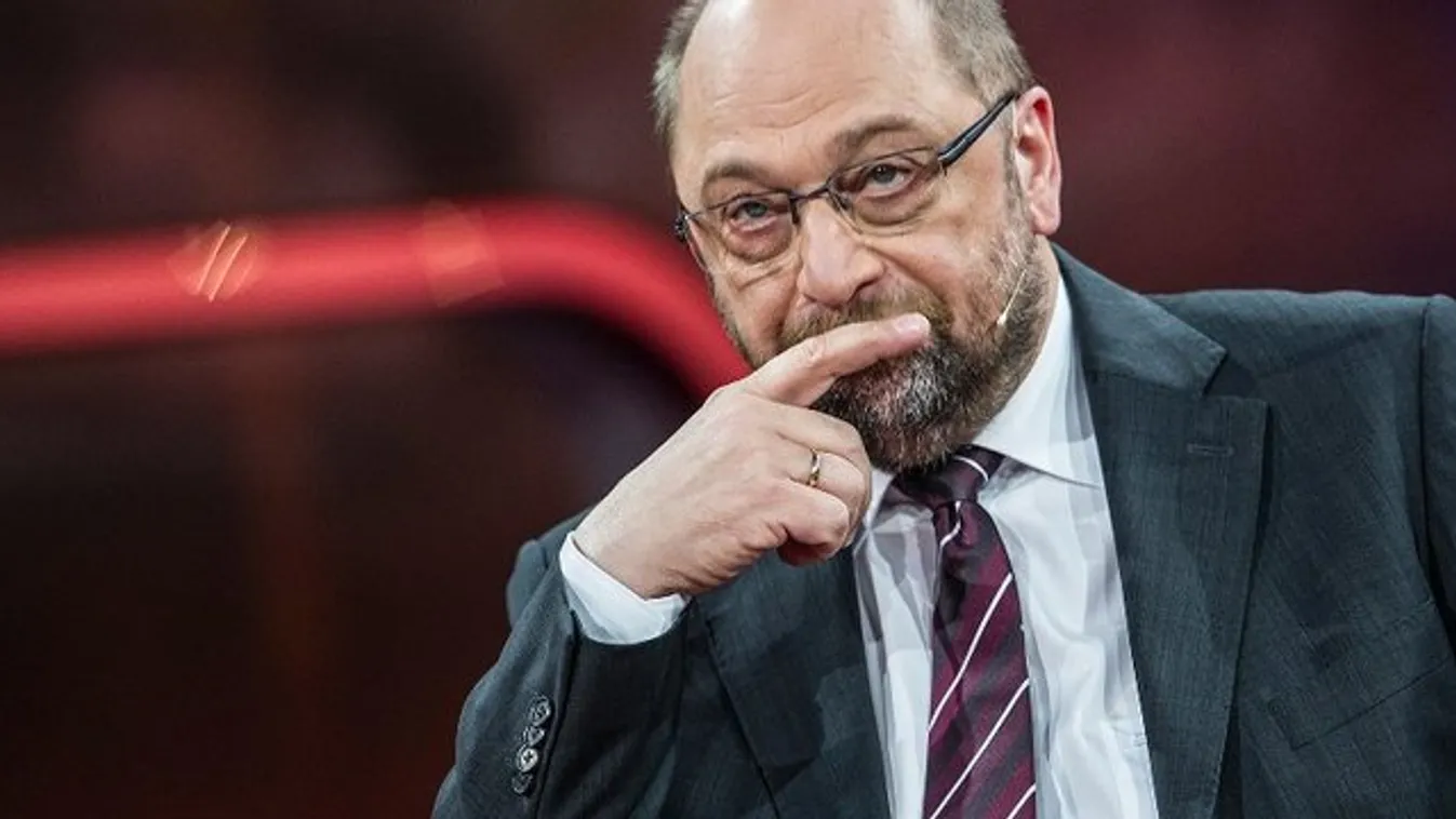 Megdöbbentő: húggyal dobálták Schulz házát