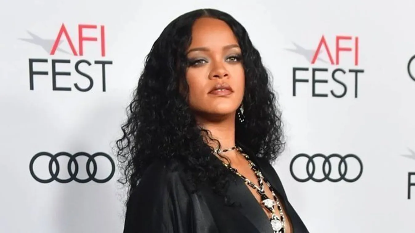 Bugyiban és magassarkú papucsban viszi ki a szemetet Rihanna – fotó