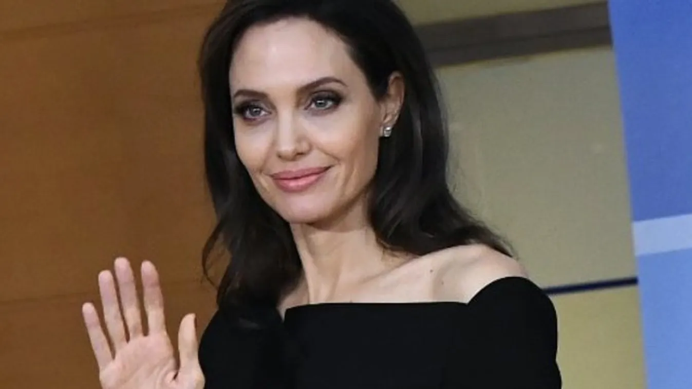 Kidobta ügyvédje Angelina Jolie-t