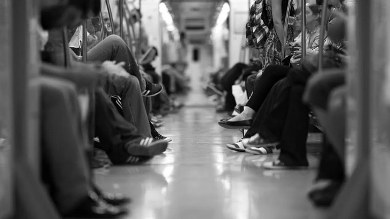 Egészen elképesztő, ahogy a metrón csinálják, le is fotózták