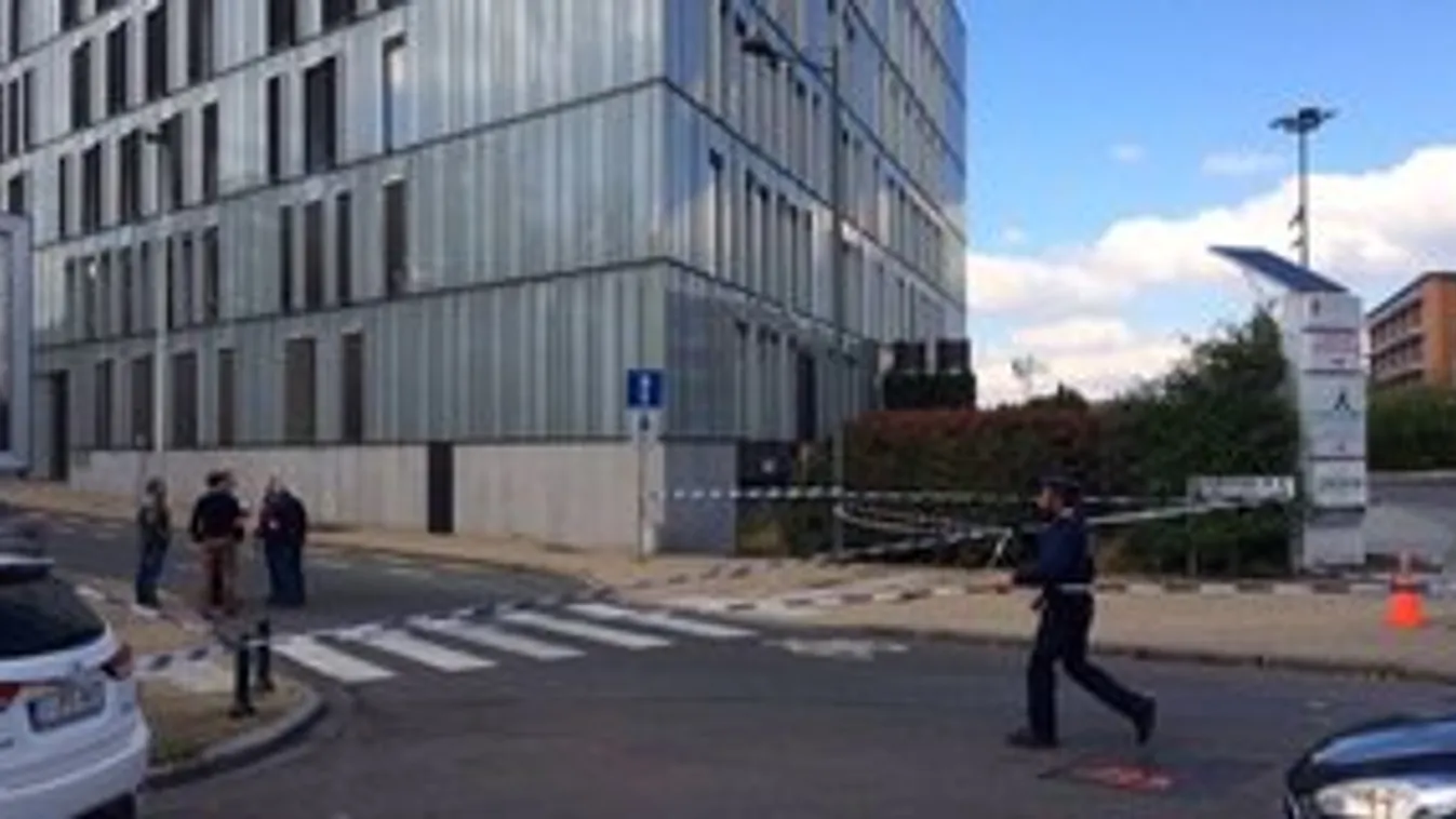 Késsel támadt egy férfi két rendőrre