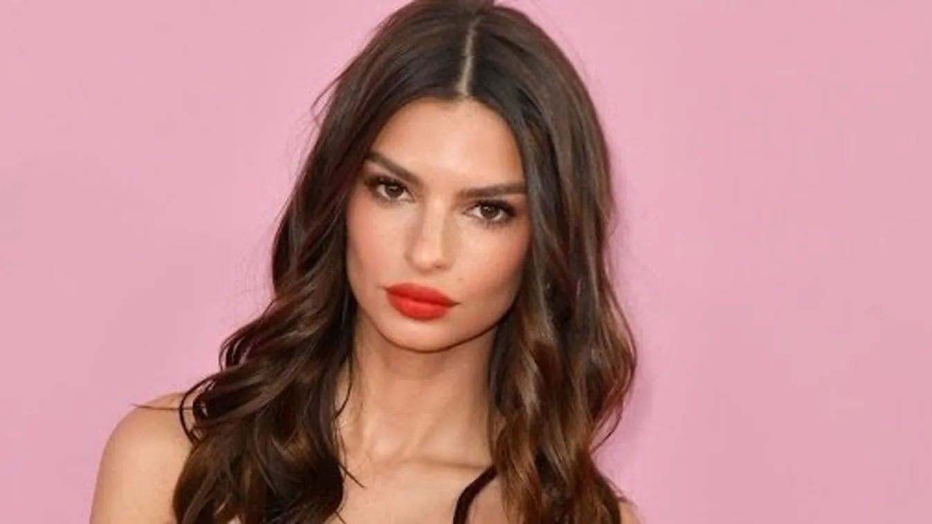 Tegye fel a kezét, aki a tök pucér Emily Ratajkowski függönye szeretne lenni! – fotó