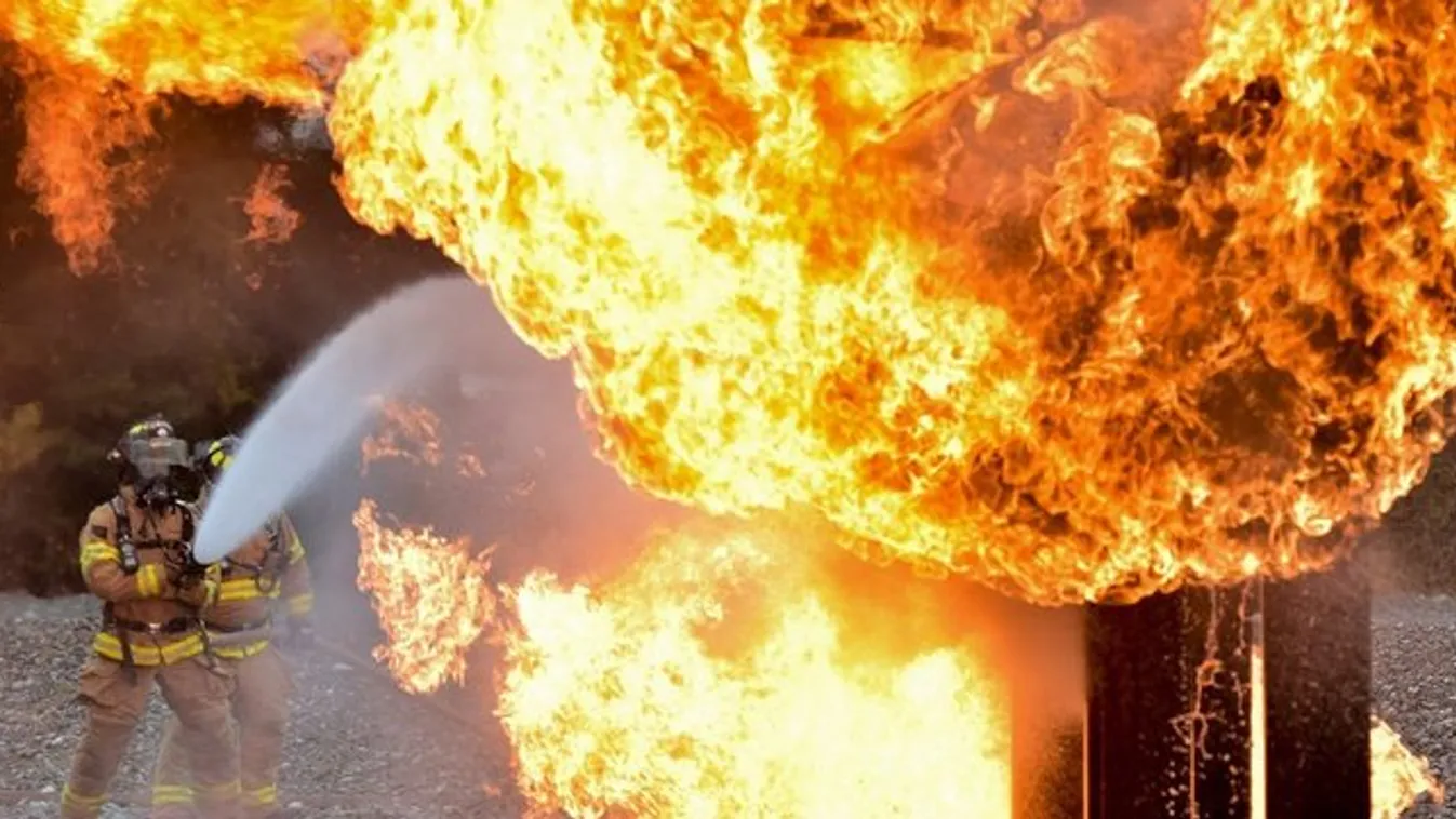 Horror: Gázpalackokkal teli járművel csapódott a városháza épületébe
