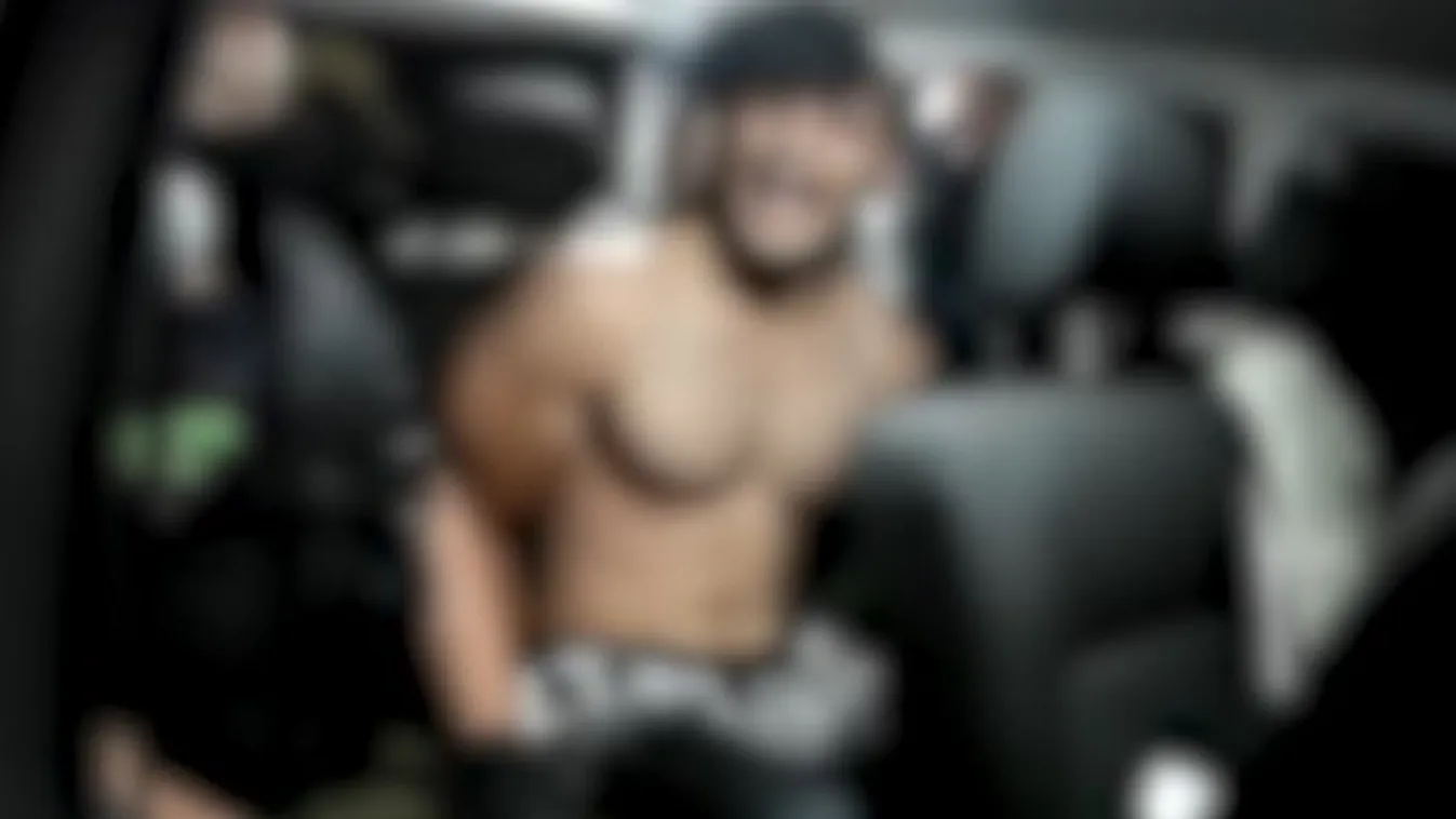 Brutális: Egy áruház parkolójában támadt korábbi börtönőrére egy komlói férfi – 18+ videó