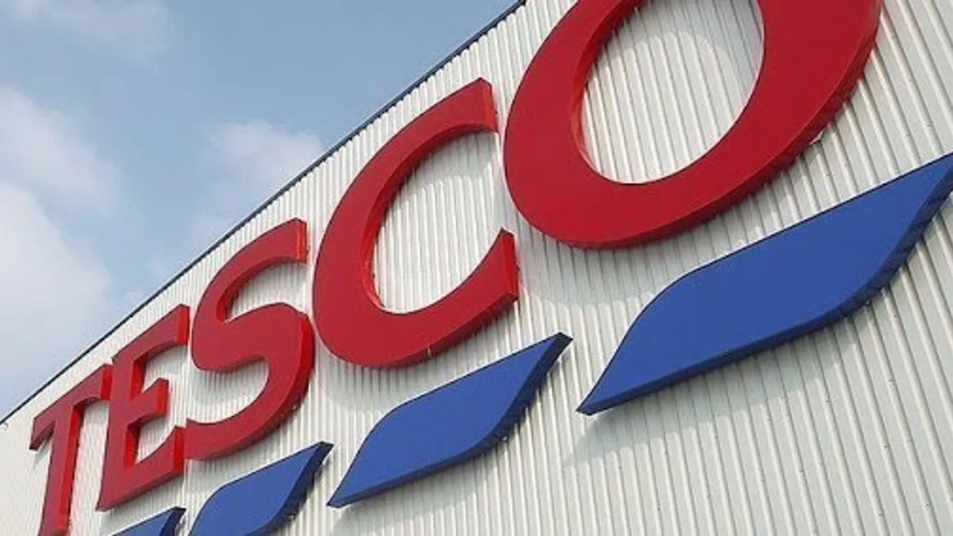 Csütörtöktől korlátozza a Tesco a beengedhető vásárlók számát