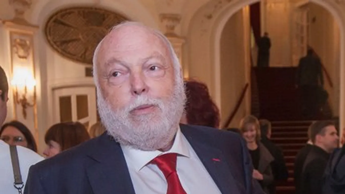 Elárverezik Andy Vajna hagyatékát – 20 millióról indulnak a Rambo-kések