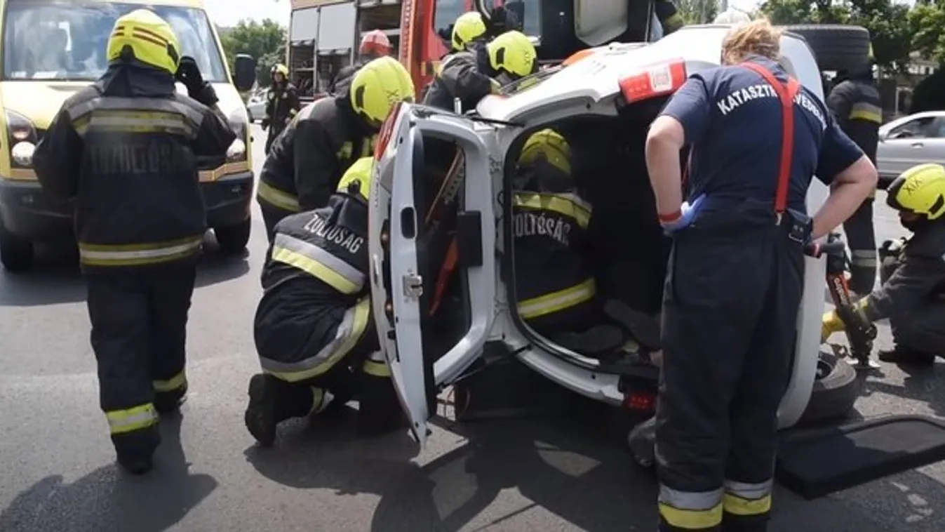 Felborult egy autó az Üllői úton, a tűzoltók mentették ki a sofőrt – videó
