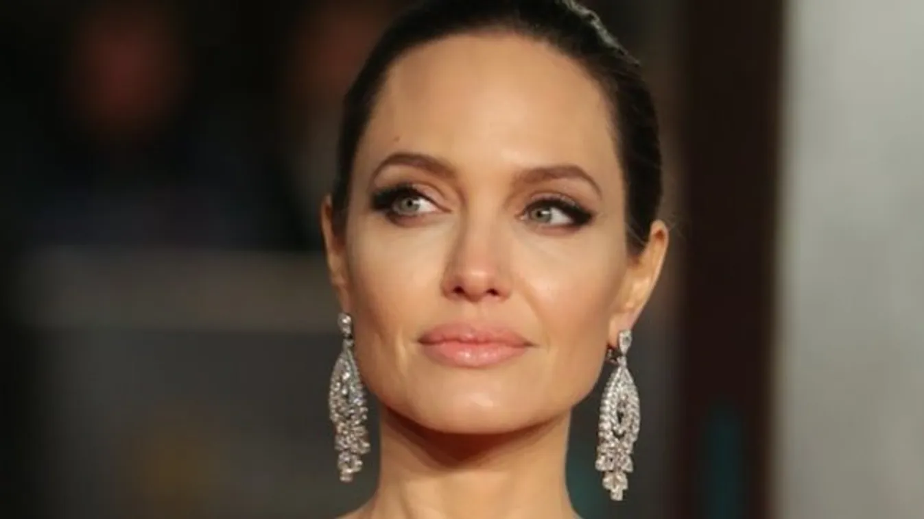 Egyetlen átlátszó fátyol takarja csak Angelina Jolie testét ezeken a fotókon
