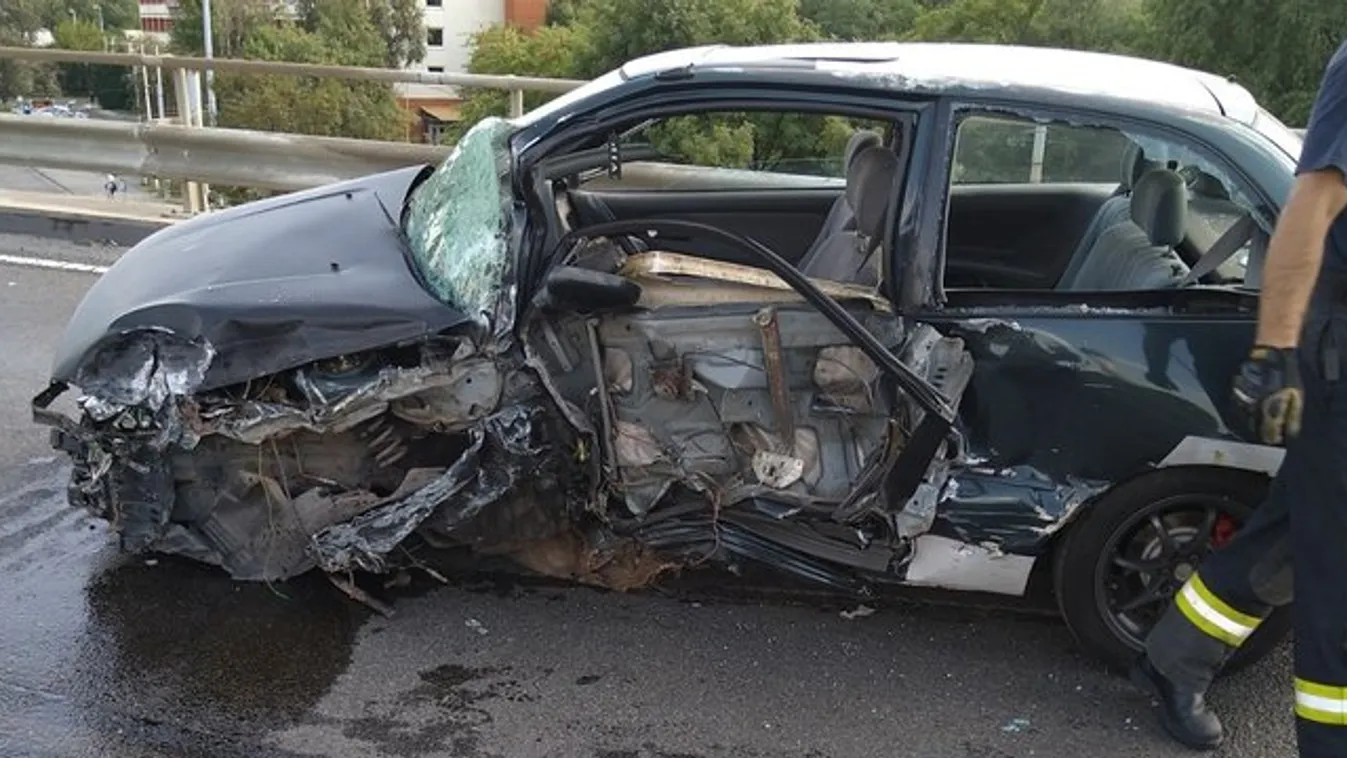 Megrázó helyszíni fotók érkeztek: Baleset történt a Határ úti felüljárón
