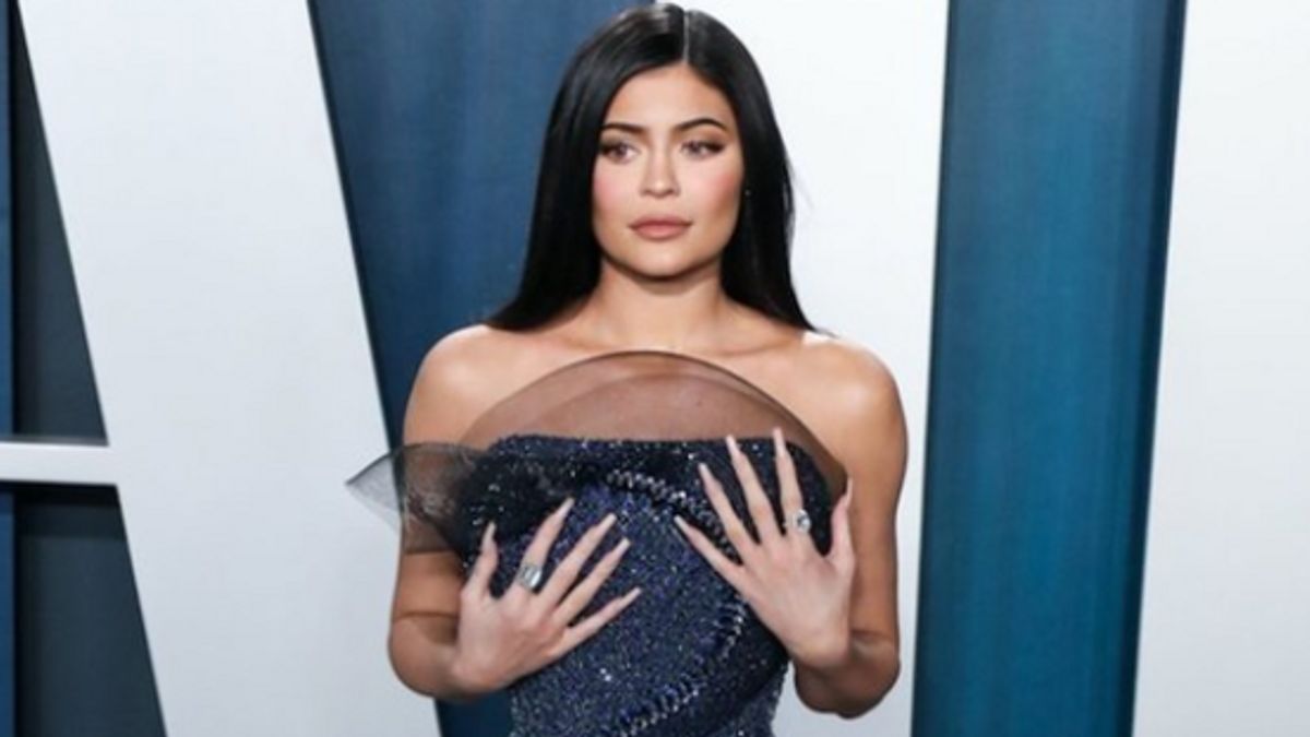 Merész bikiniben villantott mellbimbót szülés után Kylie Jenner