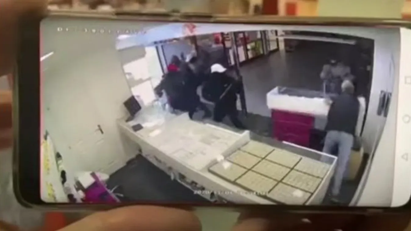 Így hadakozott a veszprémi ékszerbolt eladója a rablókkal - videón az elképesztő támadás!
